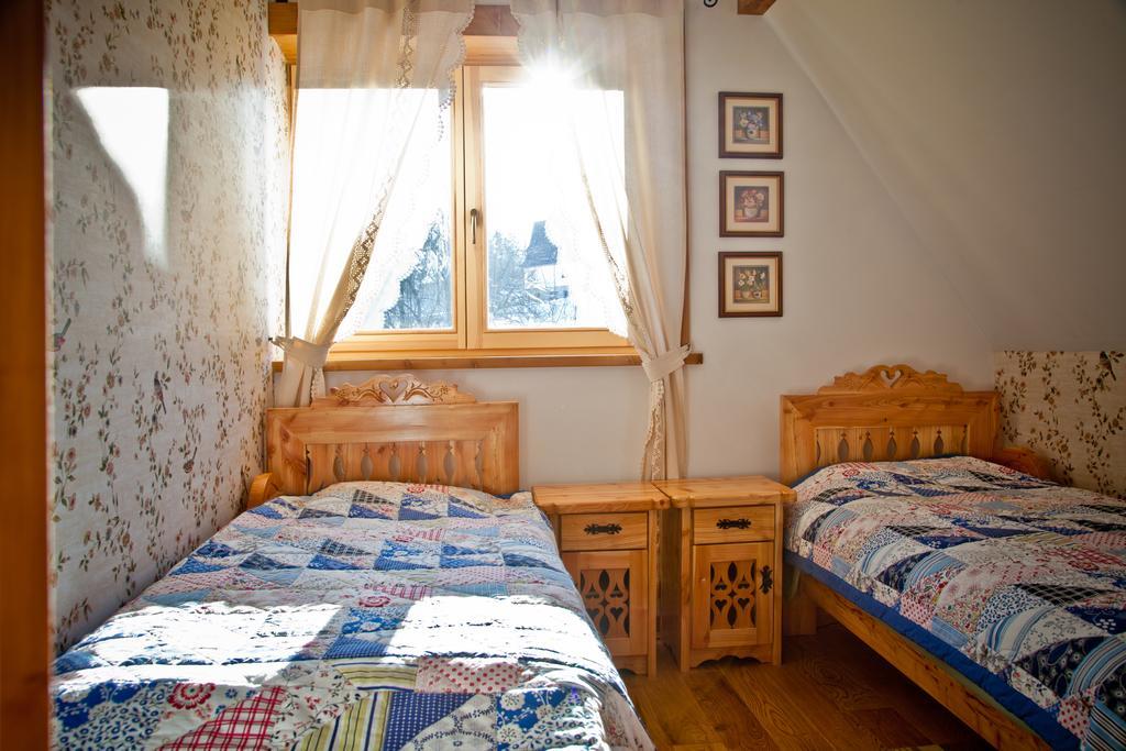 Dom Pod Smokami Apartment Bukowina Tatrzanska Bagian luar foto